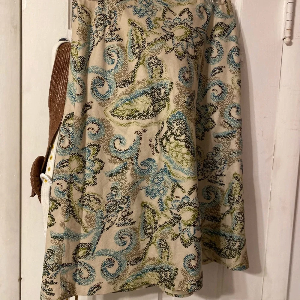 💰Beige Skirt w/Blue & Green Floral Design💰 - Picture 2 of 8